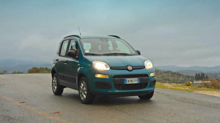 Το μικρό Panda διατίθεται σε έκδοση με διπλό καύσιμο, βενζίνη και φυσικό αέριο. Mε συνολική αυτονομία που ξεπερνάει τα 1.100 χιλιόμετρα (387 από το φυσικό αέριο και 761 από τη βενζίνη), το Panda προσφ