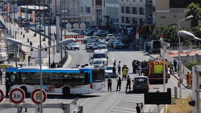 Σύγκρουση αυτοκινήτου με στάση λεωφορείου στη Μασσαλία