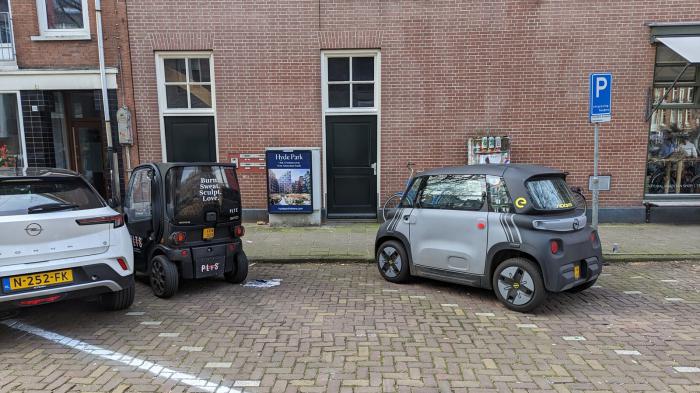 Στα microcars χωράνε 2 ενήλικες. Χρειάζεσαι παραπάνω θέσεις; Στα microcars χωράνε 2 ενήλικες. Χρειάζεσαι παραπάνω θέσεις;