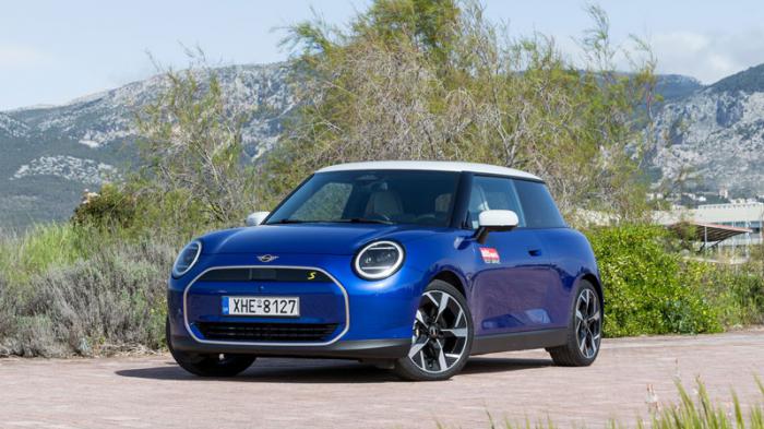 Το MINI Cooper έγινε πιο μοντέρνο σχεδιαστικά, διατηρεί την ξεχωριστή του ταυτότητα