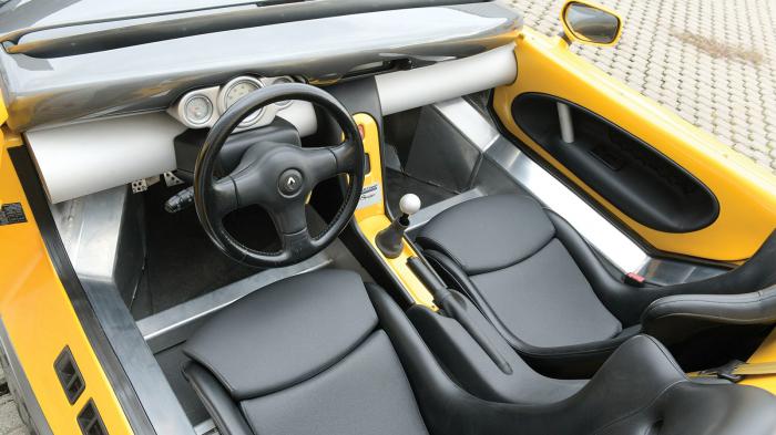 Το εσωτερικό και ο κινητήρας του Renault Sport Spider Το εσωτερικό και ο κινητήρας του Renault Sport Spider