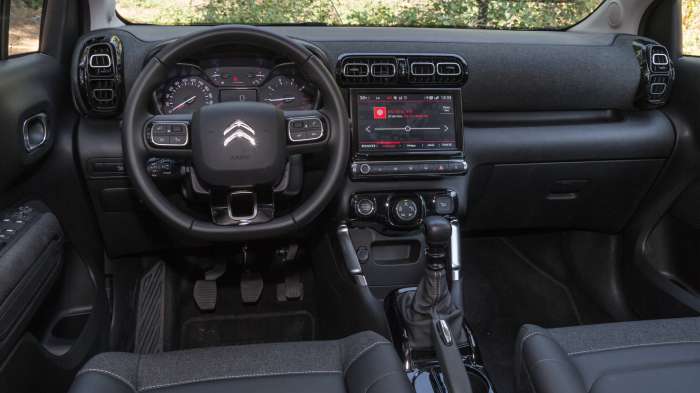 Citroen C3 Aircross 110ps VS Kia Stonic. Ποιο ξεχωρίζει σε εξοπλισμό ασφαλείας και άνεσης; Citroen C3 Aircross 110ps VS Kia Stonic. Ποιο ξεχωρίζει σε εξοπλισμό ασφαλείας και άνεσης;
