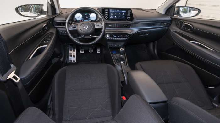 Hyundai Bayon VS MG ZS. Ποιο ξεχωρίζει σε εξοπλισμό ασφαλείας και άνεσης; Hyundai Bayon VS MG ZS. Ποιο ξεχωρίζει σε εξοπλισμό ασφαλείας και άνεσης;