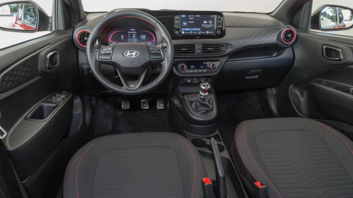 Hyundai i10 VS Toyota Aygo X. Ποιο ξεχωρίζει σε εξοπλισμό ασφαλείας και άνεσης; Hyundai i10 VS Toyota Aygo X. Ποιο ξεχωρίζει σε εξοπλισμό ασφαλείας και άνεσης;