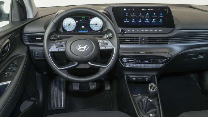 Hyundai I20 VS Volkswagen Polo. Ποιο ξεχωρίζει σε εξοπλισμό ασφάλειας και άνεσης. Hyundai I20 VS Volkswagen Polo. Ποιο ξεχωρίζει σε εξοπλισμό ασφάλειας και άνεσης.
