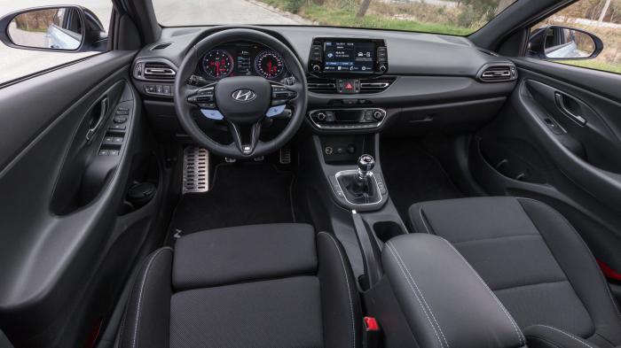 Hyundai i30 N VS Mazda MX-5: Τι προσφέρουν στον τομέα εξοπλισμού άνεσης και ασφαλείας; Hyundai i30 N VS Mazda MX-5: Τι προσφέρουν στον τομέα εξοπλισμού άνεσης και ασφαλείας;