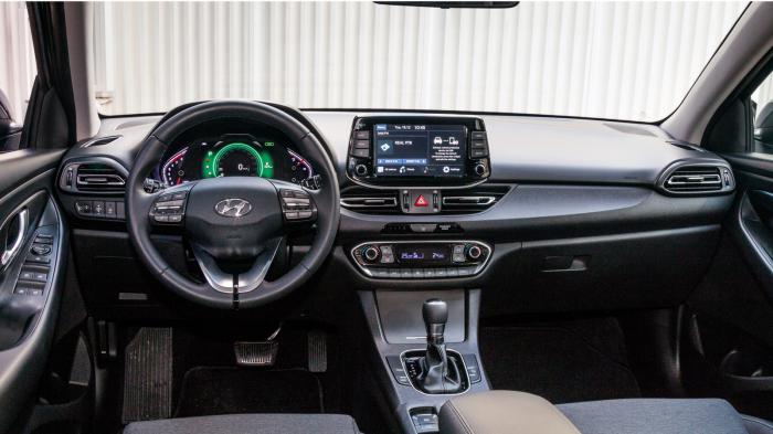 Hyundai i30 VS VW Golf: Ποιο ξεχωρίζει σε εξοπλισμό ασφαλείας και άνεσης;