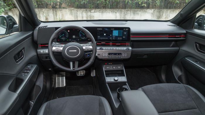 Hyundai Kona VS Suzuki Sx4 S-cross. Ποιο ξεχωρίζει σε εξοπλισμό ασφαλείας και άνεσης; Hyundai Kona VS Suzuki Sx4 S-cross. Ποιο ξεχωρίζει σε εξοπλισμό ασφαλείας και άνεσης;