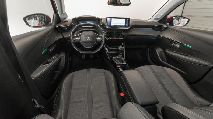 Peugeot 208 100ps VS Renault Clio 90ps. Ποιο ξεχωρίζει σε εξοπλισμό ασφαλείας και άνεσης;