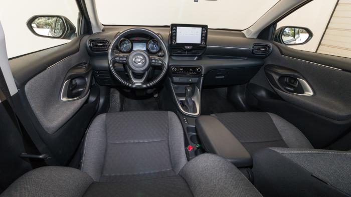 Toyota Yaris Hybrid 116ps VS Toyota Yaris Cross. Ποιο ξεχωρίζει σε εξοπλισμό ασφαλείας και άνεσης; Toyota Yaris Hybrid 116ps VS Toyota Yaris Cross. Ποιο ξεχωρίζει σε εξοπλισμό ασφαλείας και άνεσης;