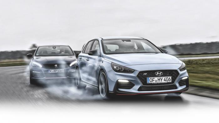 547 ίπποι από 2 καυτά μικρομεσαία hatchbacks.