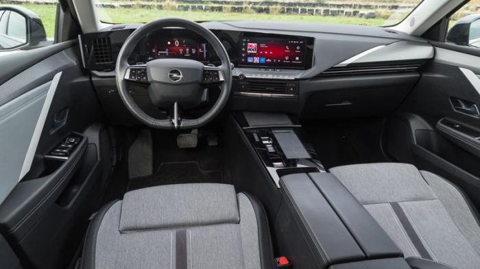 Το εσωτερικό του Opel Astra έχει τεχνολογικό «αέρα», ευρυχωρία και εργονομία
