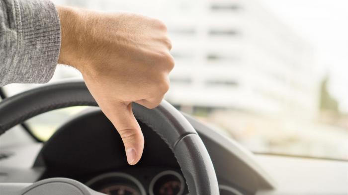 8 οδηγικές συνήθειες που βλάπτουν το αυτοκίνητό μας