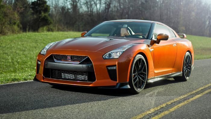 Η Nissan παρουσιάζει την ανανεωμένη εκδοχή του GT-R, για δεύτερη φορά μετά το facelift του 2011. Ήδη, το αυτοκίνητο έκανε το ντεμπούτο του στη Διεθνή Έκθεση της Νέας Υόρκης, ώστε από το καλοκαίρι η δι