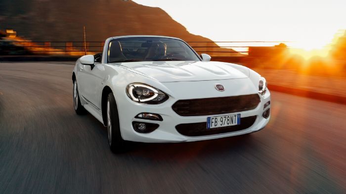 Οι παραγγελίες για το νέο Fiat 124 Spider ξεκίνησαν. Θα διατίθεται σε δυο εκδόσεις με τον ίδιο κινητήρα 1.4 MultiAir 140 PS, με τις τιμές να ξεκινούν από τις 31.000 ευρώ.