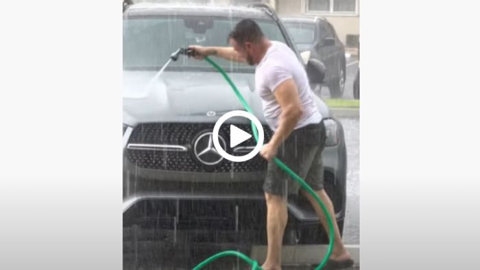Αδύνατον! Έπλενε το αυτοκίνητο του με καταρακτώδη βροχή [video]