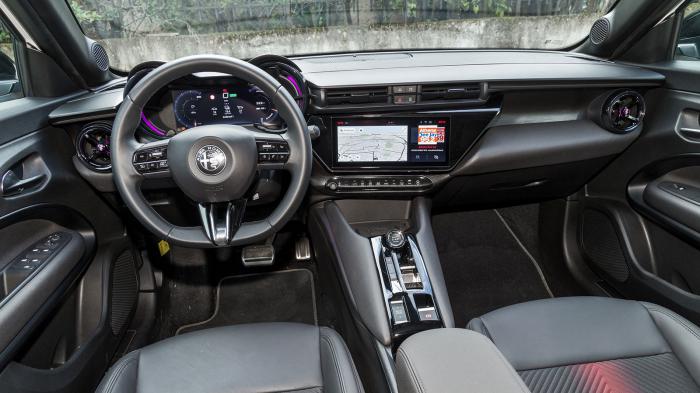 Alfa Romeo Junior. Πόσο καλό είναι σε εξοπλισμό άνεσης και ασφάλειας. Alfa Romeo Junior. Πόσο καλό είναι σε εξοπλισμό άνεσης και ασφάλειας.