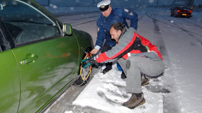 Ο εξοπλισμός του αυτοκινήτου σας με ένα σετ αλυσίδων στο χώρο αποσκευών είναι υποχρεωτικός κατά τους χειμερινούς μήνες, σύμφωνα με την Tροχαία.