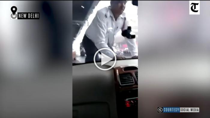 Αστυνομικός γατζώθηκε σε αυτοκίνητο για να δώσει κλήση [video]