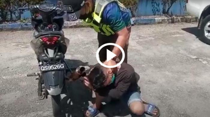 Αστυνομικός ξεπερνά τα όρια της τιμωρίας με πιτσιρικά [video]