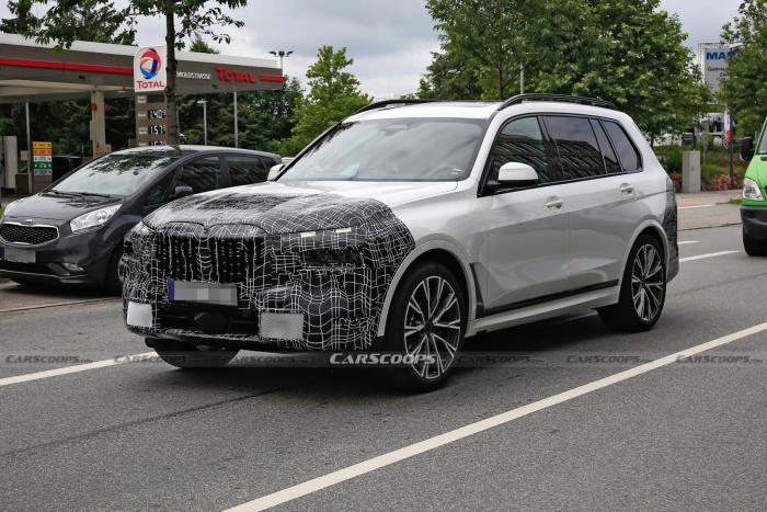 Αρέσει η ανανεωμένη BMW X7 με τους split εμπρός προβολείς;