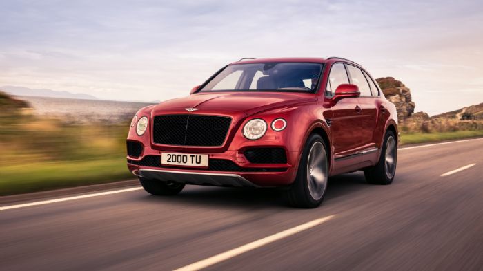 Η Bentley λανσάρει μία ακόμα V8 έκδοση στην Bentayga, αυτή τη φορά βενζίνης, που διαθέτει ένα 4λιτρο μοτέρ με δύο turbo που αποδίδει 550 ίππους ισχύος και 770 Nm ροπής και προέρχεται από τις Porsche P