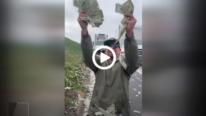 Βροχή χρημάτων σε δημόσιο δρόμο [video]