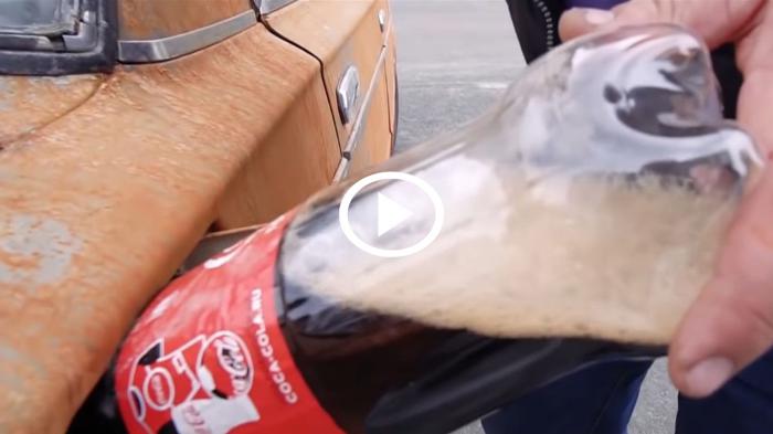 Έβαλαν Coca-Cola μέσα σε ντεπόζιτο αυτοκινήτου! Ανατινάχτηκε; [video]