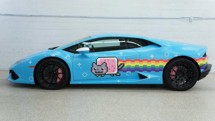 Ο DJ αποκαλεί τη Huracan αυτή Nyanborghini Purracan και την εξόπλισε με μαύρους aftermarket τροχούς, ροζ δαγκάνες φρένων, έμβλημα Nyanborghini στο πίσω μέρος και πατάκια Purracan…
