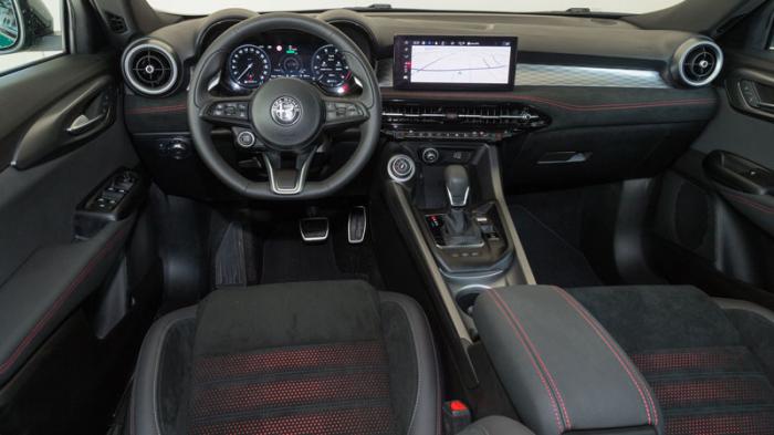 Alfa Romeo Tonale Plug-in Hybrid Q4: Πόσο καλή είναι σε εξοπλισμό άνεσης και ασφαλείας;