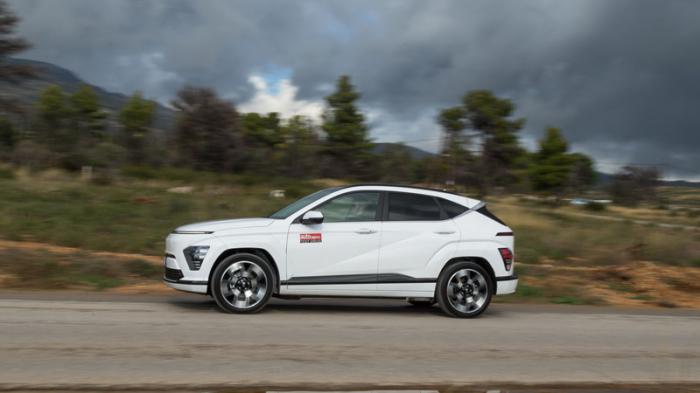Hyundai Kona Electric 65 kWh: Τι βαθμό παίρνει σε κατανάλωση, χώρους, επιδόσεις και εγγυήσεις;