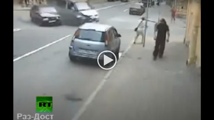 Δύο ανεξέλεγκτα αυτοκίνητα εναντίον μιας γυναίκας [video]