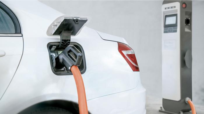 Ε.Ε.: Αναθεώρηση της μέτρησης ρύπων των PHEV  