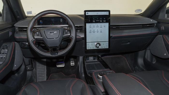 Το αποκορύφωμα στο εσωτερικό της Ford Mustang Mach-E βρίσκεται στο κέντρο του ταμπλό, όπου κυριαρχεί μία μεγάλη, κάθετη οθόνη 15,5 ιντσών Το αποκορύφωμα στο εσωτερικό της Ford Mustang Mach-E βρίσκεται στο κέντρο του ταμπλό, όπου κυριαρχεί μία μεγάλη, κάθετη οθόνη 15,5 ιντσών