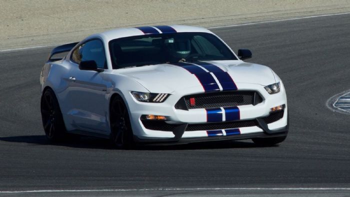 Η super Mustang αναμένεται να λανσαριστεί εμπορικά ως ΜΥ 2018, κάτι που σημαίνει πως θα μπορούσε να παρουσιαστεί στα τέλη του τρέχοντος ή στις αρχές του επόμενου έτους (στη φωτό η Ford Mustang Shelby 
