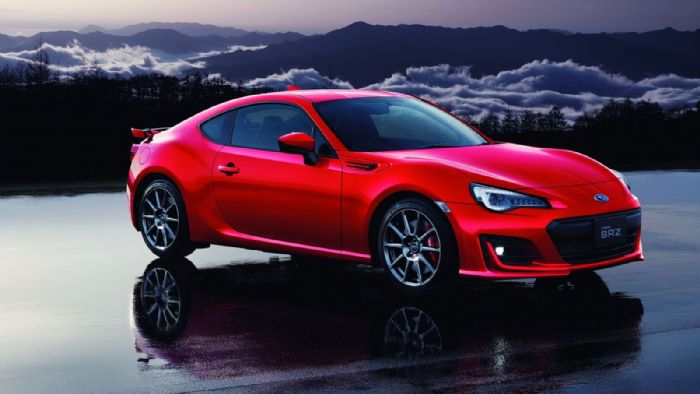 Το BRZ GT έχει εξοπλιστεί με νέες μαύρες ζάντες αλουμινίου 17-ιντσών και μια νέα αεροτομή, ενώ στο εσωτερικό του θα συναντήσουμε καθίσματα από δέρμα και Alcantara.
