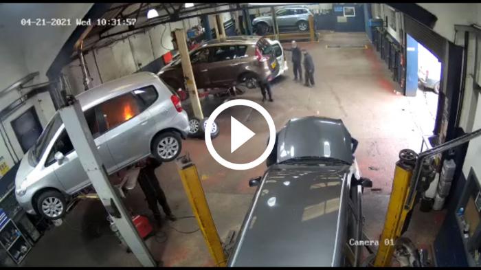 Γιαλαντζί μάστορας έκανε φλαμπέ αυτοκίνητο πελάτη [video]