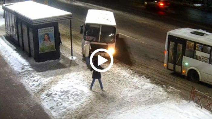 Γυναίκα παρασύρθηκε από λεωφορείο σε στάση [video]