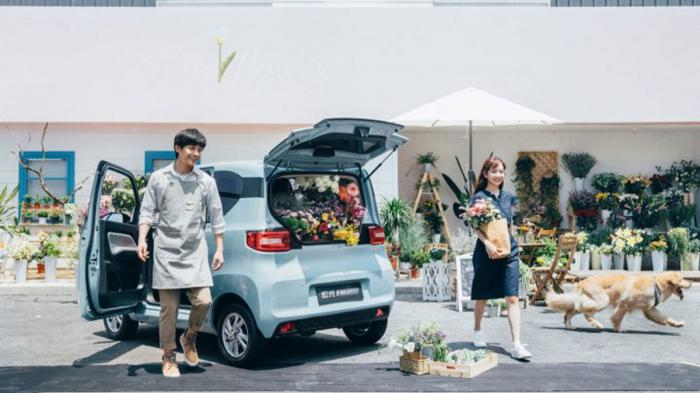 Το Hong Guang MINI EV είναι ένα τετραθέσιο hatchback με αυτονομία περίπου 170 χιλιομέτρων και ένα ηλεκτρικό μοτέρ, εμπρός εγκατεστημένο το οποίο αποδίδει 17,4 άλογα και 85 Nm ροπής. Το Hong Guang MINI EV είναι ένα τετραθέσιο hatchback με αυτονομία περίπου 170 χιλιομέτρων και ένα ηλεκτρικό μοτέρ, εμπρός εγκατεστημένο το οποίο αποδίδει 17,4 άλογα και 85 Nm ροπής.