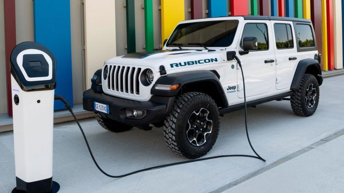 H 4κίνητη Plug-in hybrid έκδοση Jeep Wrangler 4xe αποδίδει συνολική ισχύ 380 ίππων, έχει αυτονομία γύρω στα 50 χιλιόμετρα και εκπομπές ρύπων CO2 79γρ.χλμ. 