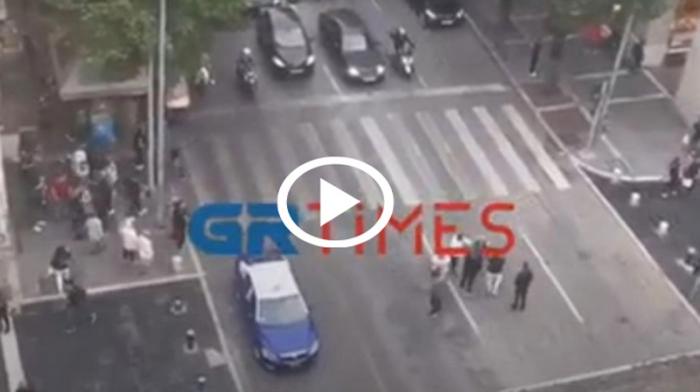 Κλωτσοπατινάδες ταξιτζή με πεζό στην Θεσσαλονίκη [video]