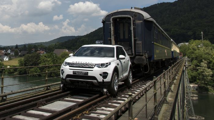 Αυτό είναι το Land Rover που σέρνει τρένο [video]