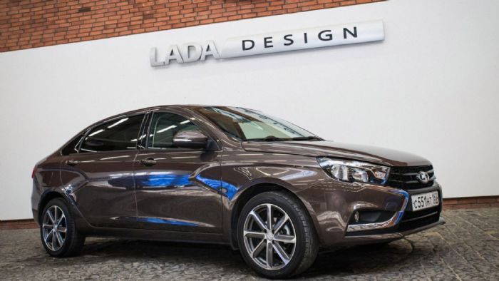 Η Lada «πειραματίζεται» με το μακρύ μεταξόνιο και παρουσιάζει το Vesta Signature, μία λιμουζίνα για τα μέτρα της εταιρείας, που προσφέρει πρωτόγνωρες ανέσεις και άπλετο χώρο στο 4θέσιο εσωτερικό του.