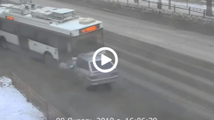 Λεωφορείο κατάπιε αυτοκίνητο σε παγωμένο οδόστρωμα [video]