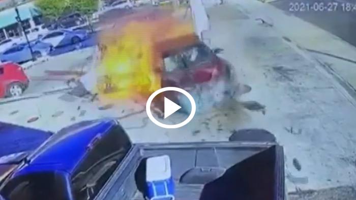 Μεθυσμένη 23χρονη ξηλώνει μάνικα βενζινάδικου [video]