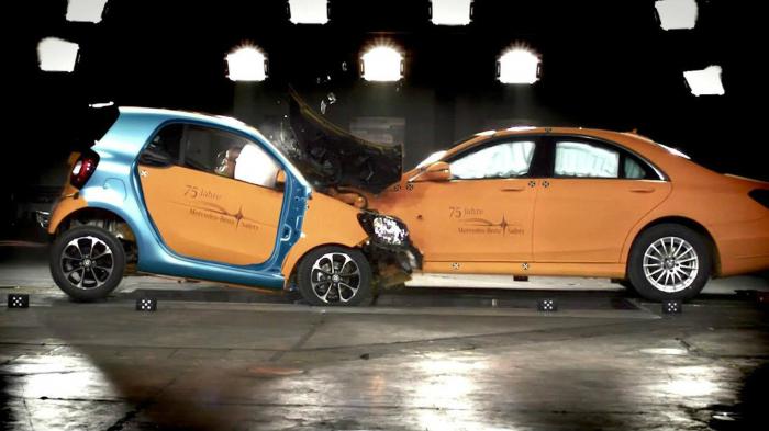 Μετωπική Mercedes S-Class με Smart [video]