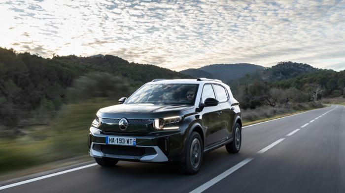 Η εξωτερική σχεδίαση του νέου C3 Aircross εκφράζει τη δύναμη και τη στιβαρότητα ενός τυπικού SUV Η εξωτερική σχεδίαση του νέου C3 Aircross εκφράζει τη δύναμη και τη στιβαρότητα ενός τυπικού SUV