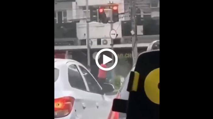 Οδηγός τσακώθηκε με φανάρι και στο τέλος έχασε [video]