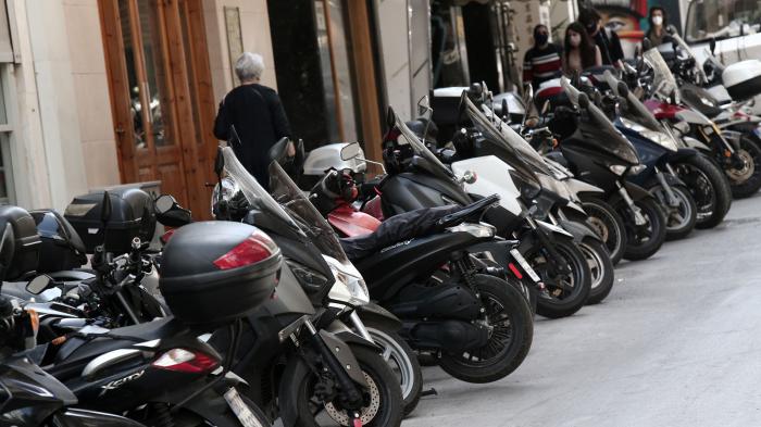 Σωστή ή λάθος: Γάλλοι «καρφώνουν» παράνομο παρκάρισμα scooter 