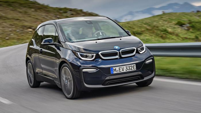 Στο πεδίο του κινητήρα της ανανεωμένης BMW i3 δεν έχει γίνει κάποια αλλαγή, με το γνώριμο ηλεκτρικό μοτέρ ισχύος 170 ίππων με 250 Nm ροπής να βρίσκεται κάτω από το καπό του μοντέλου.
